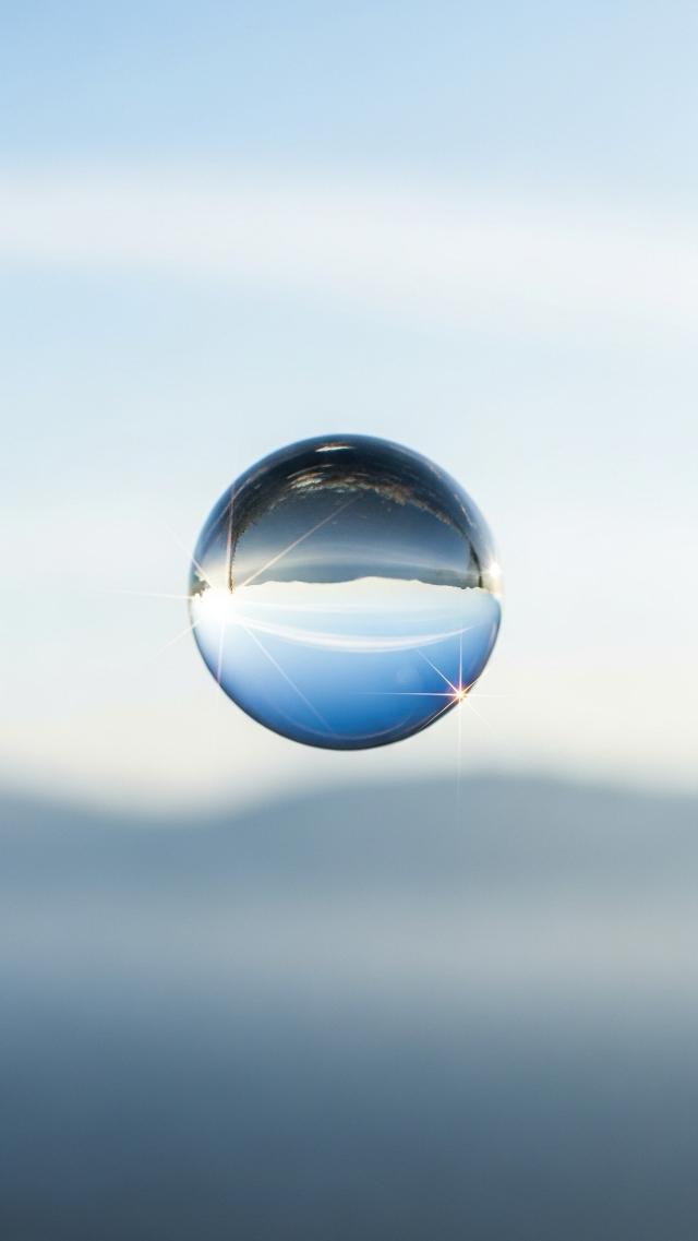 ガラス玉に映る冷たい空