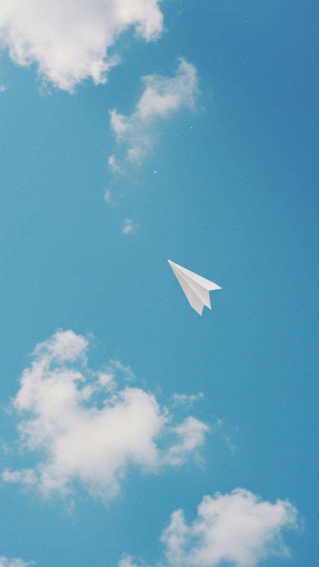 青空に浮かぶ紙飛行機