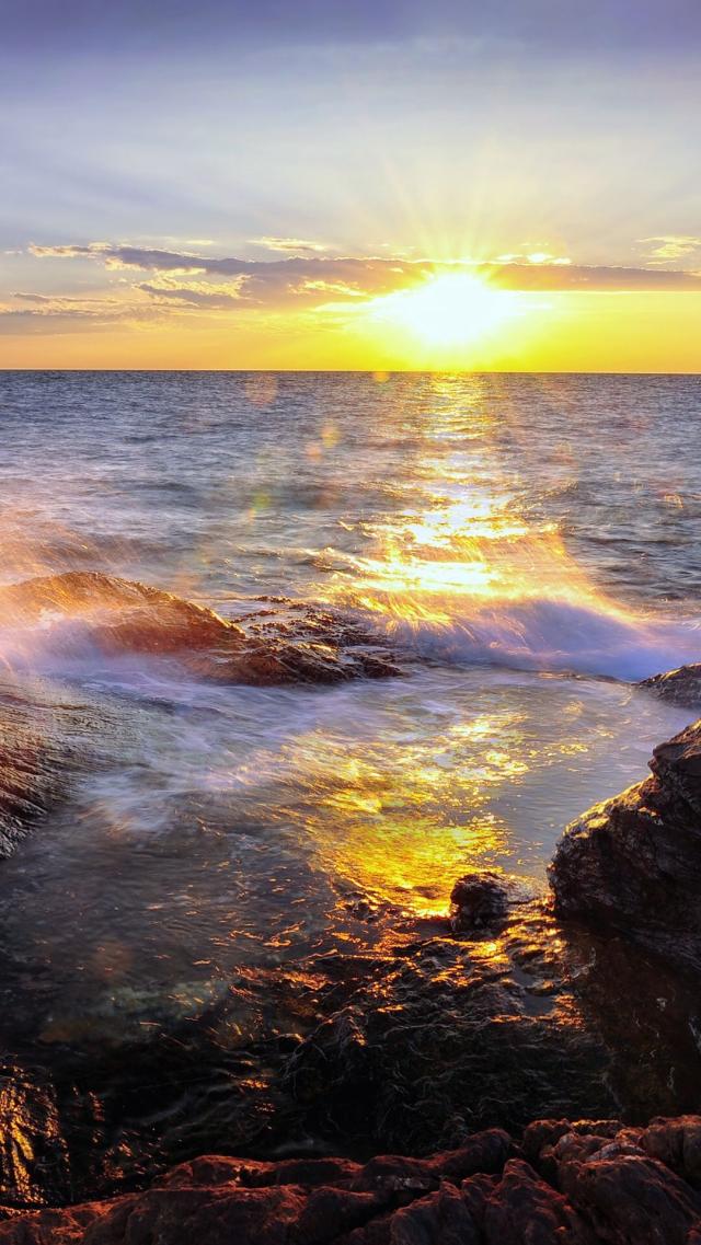 朝阳辉映的海面 高清壁纸