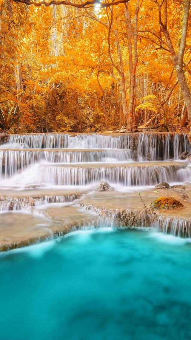 秋日水畔 高清壁纸