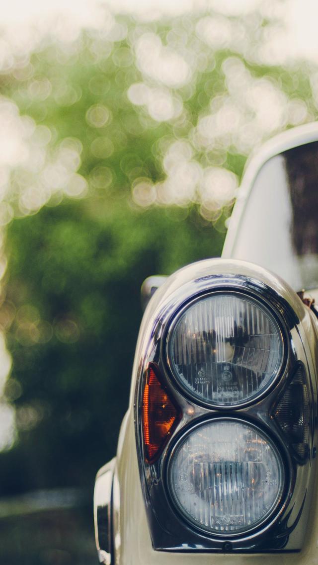 经典汽车的尾灯 高清壁纸