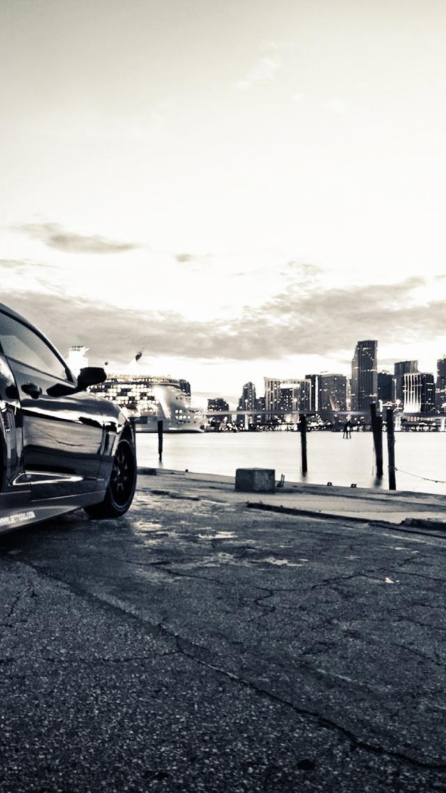 雪佛兰科迈罗与棕褐色街景