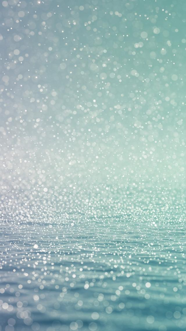 水面に降りそそぐ光の粒子