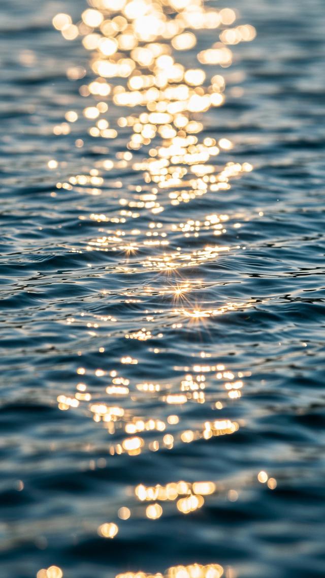 闪耀的细浪 高清壁纸