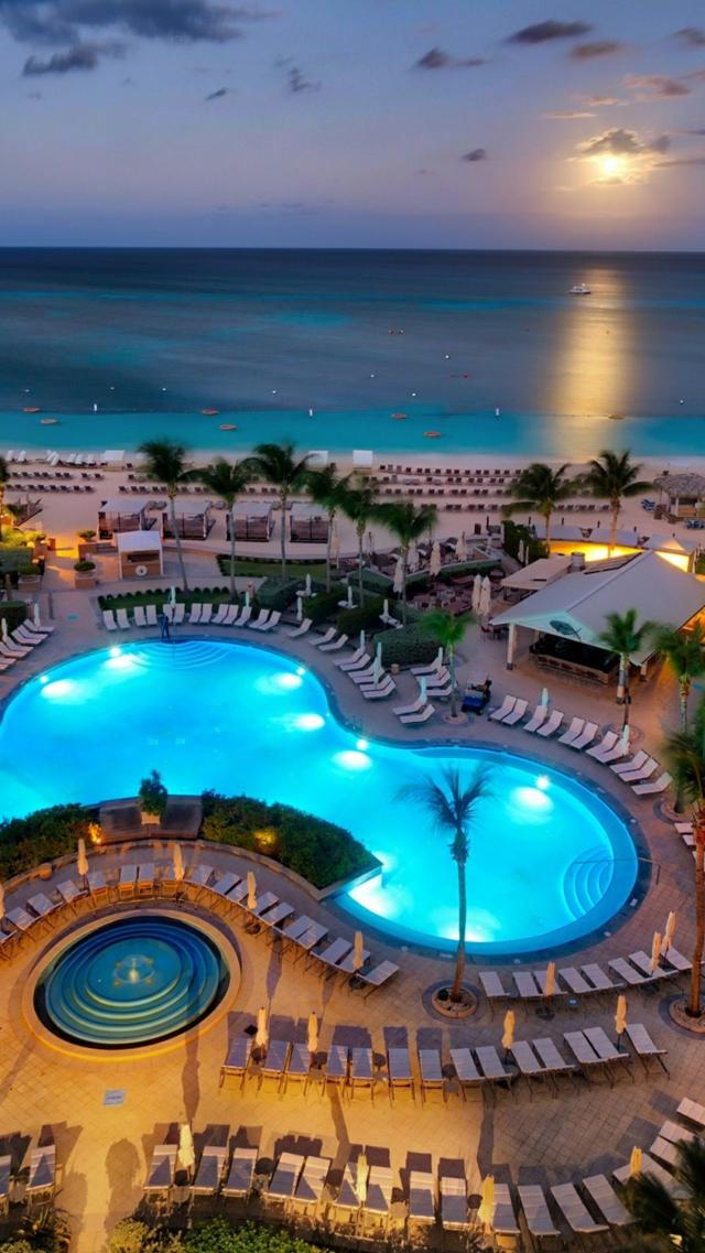 夜间泳池 高清壁纸