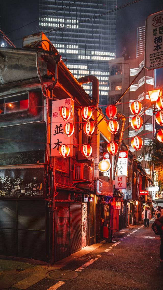 Red Lanterns on Tavern Street