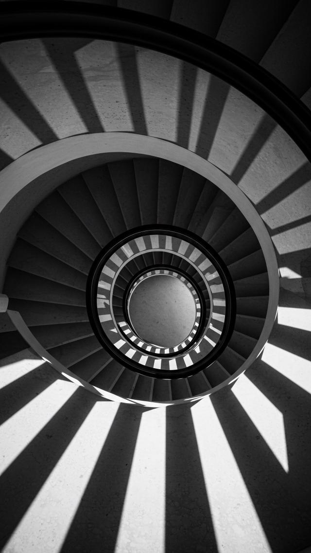 螺旋階段に落ちる影