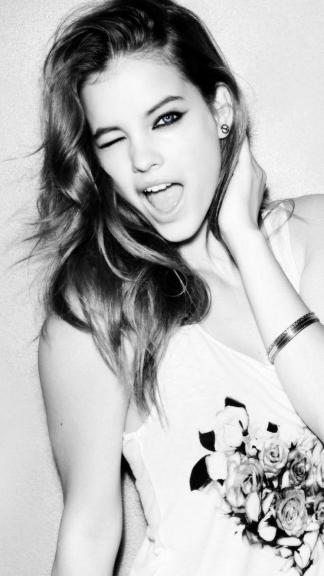 Girl - Black and White Wallpaper