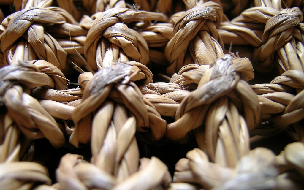 编织草绳的特写
