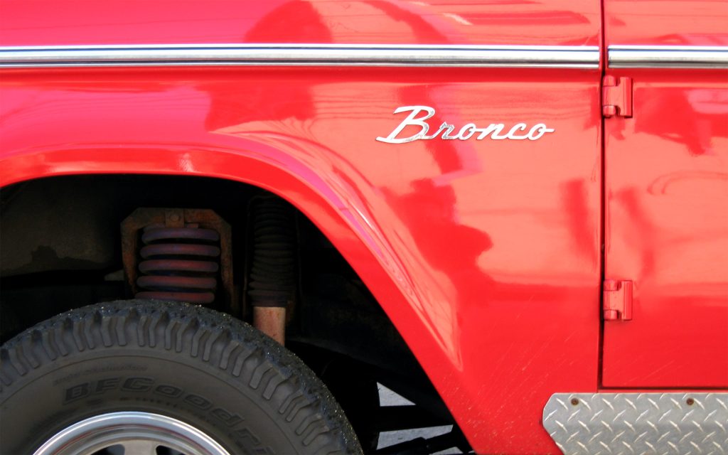 红色福特Bronco特写