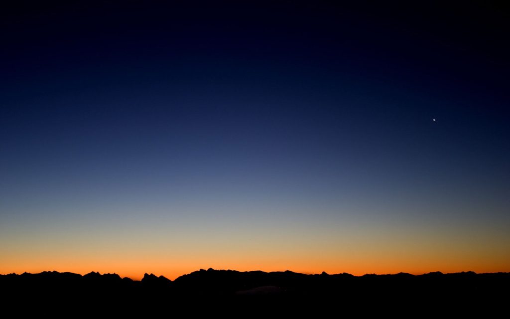 黎明前的山峦剪影