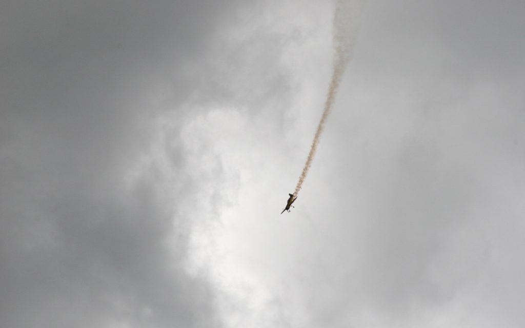 飞机拖烟划过天空