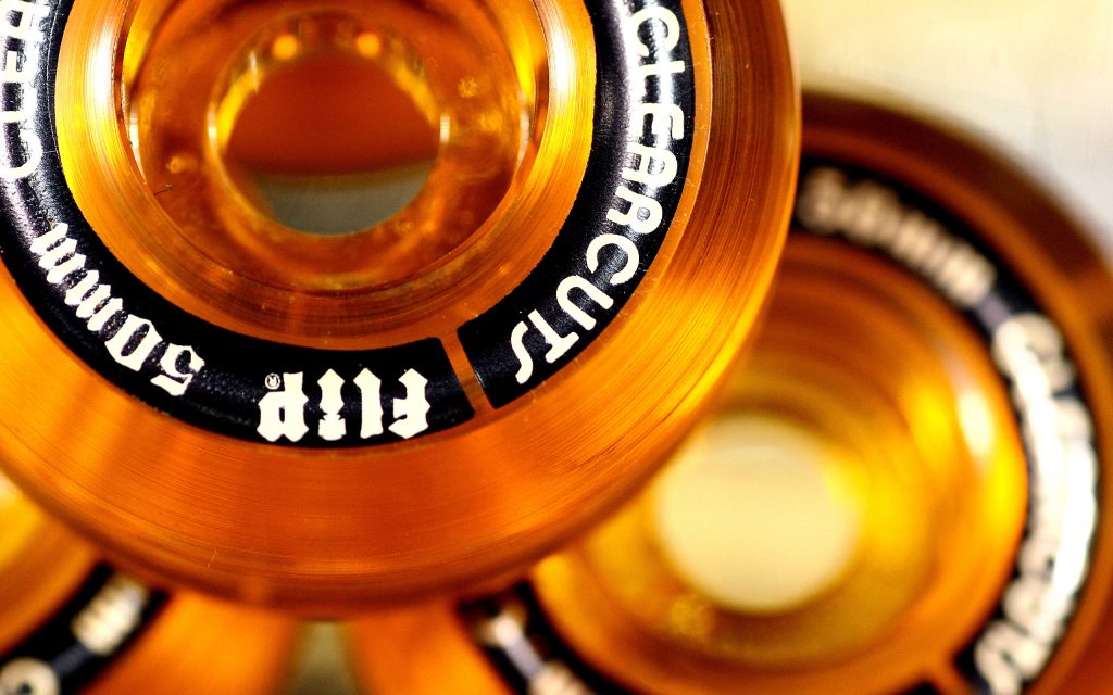 橙色滑板轮特写