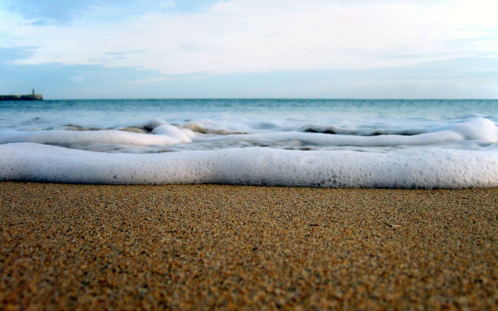 海浪轻抚金色沙滩