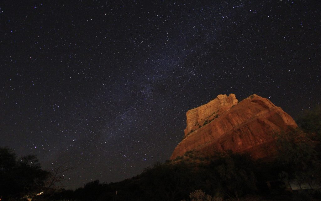 星空下的红色岩山