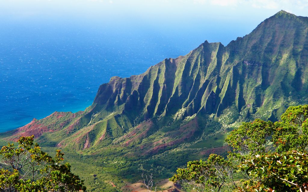 翠绿山峦与蔚蓝大海