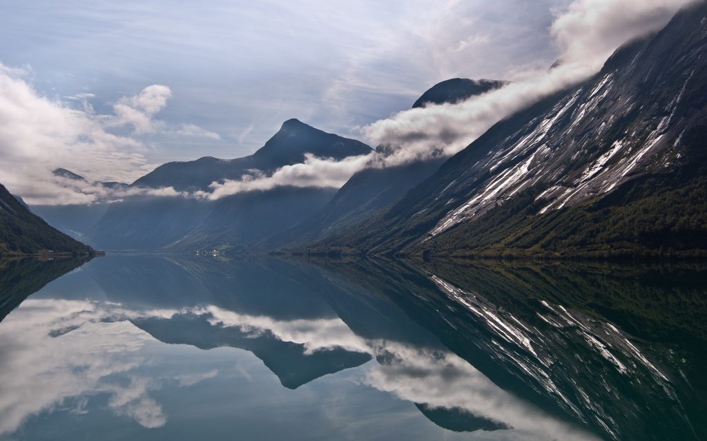 峡湾山水倒影