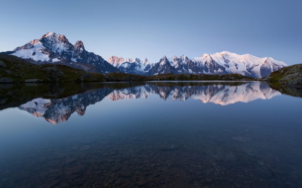 雪山湖泊倒影
