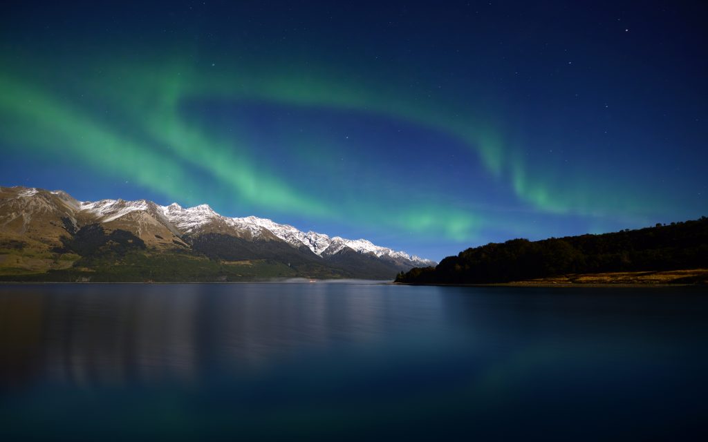 极光下的雪山湖泊