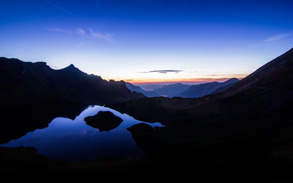 山谷湖泊黄昏美景