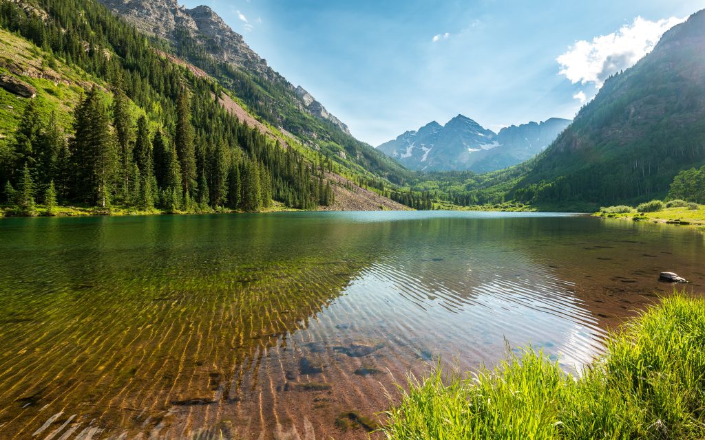 高山湖泊与森林