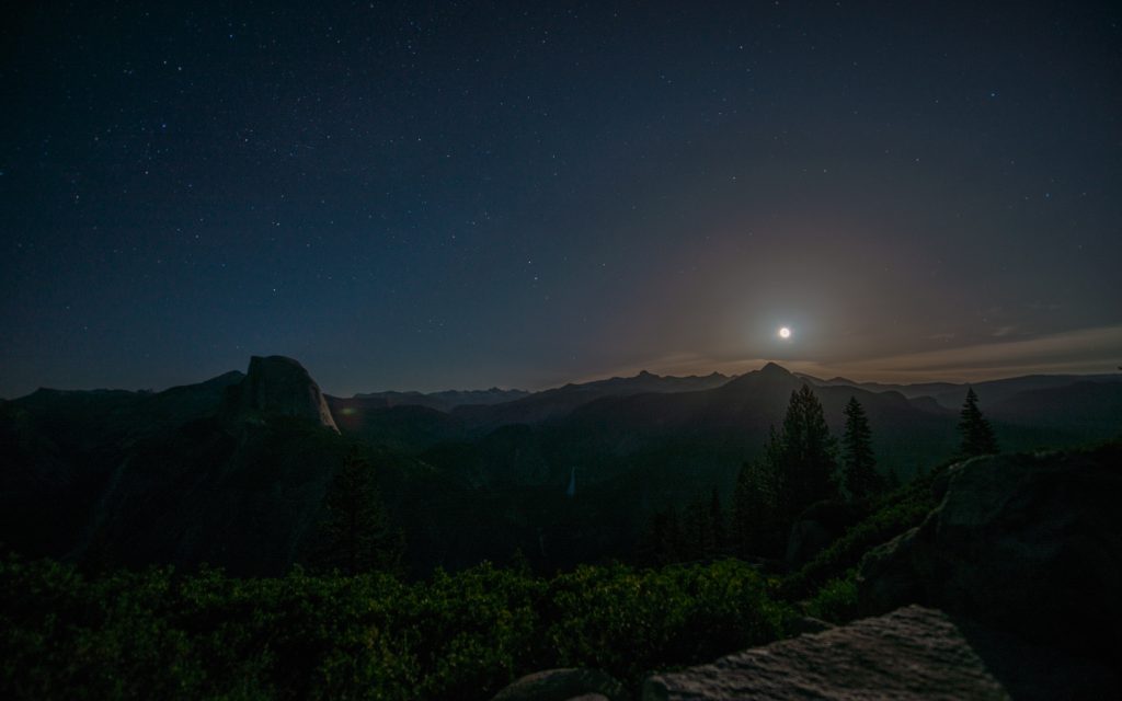 星空下的山脉夜景