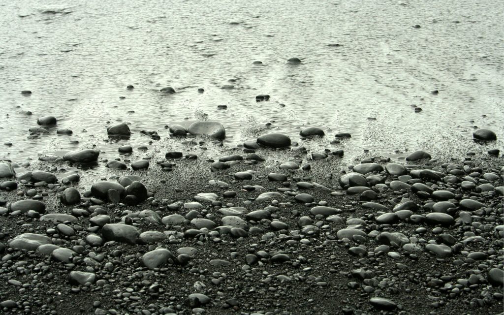 河边石滩静谧景致