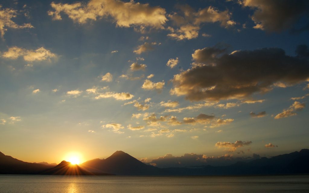 湖畔夕阳美景