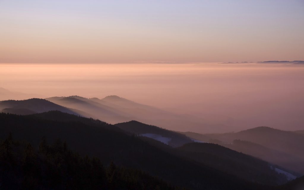 山间晨雾
