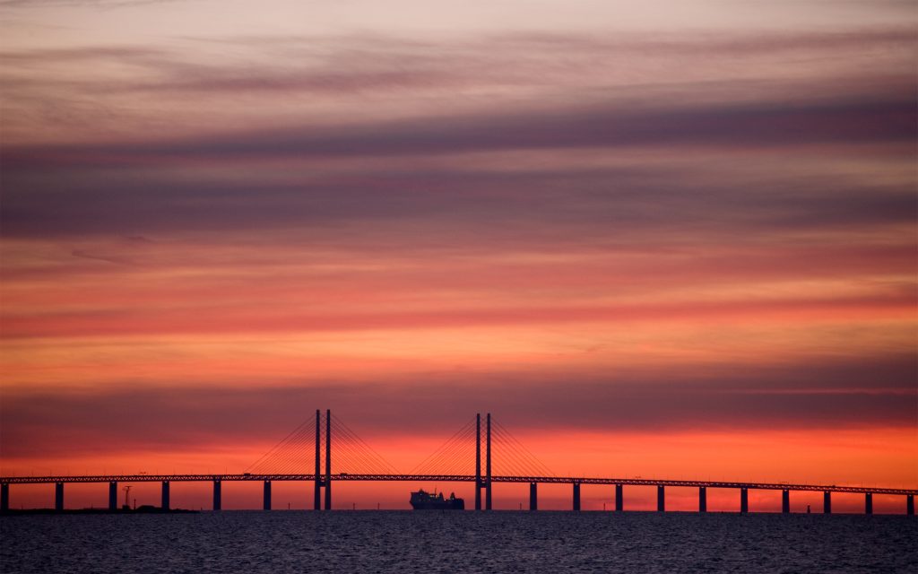 海峡大桥夕阳