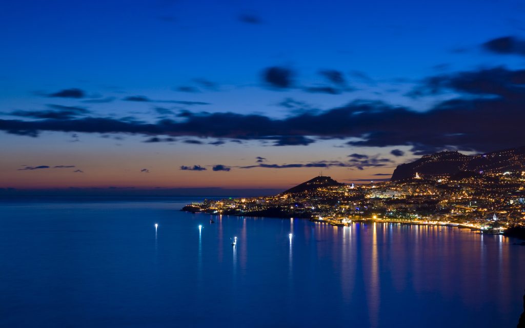 夜幕下的海岸线