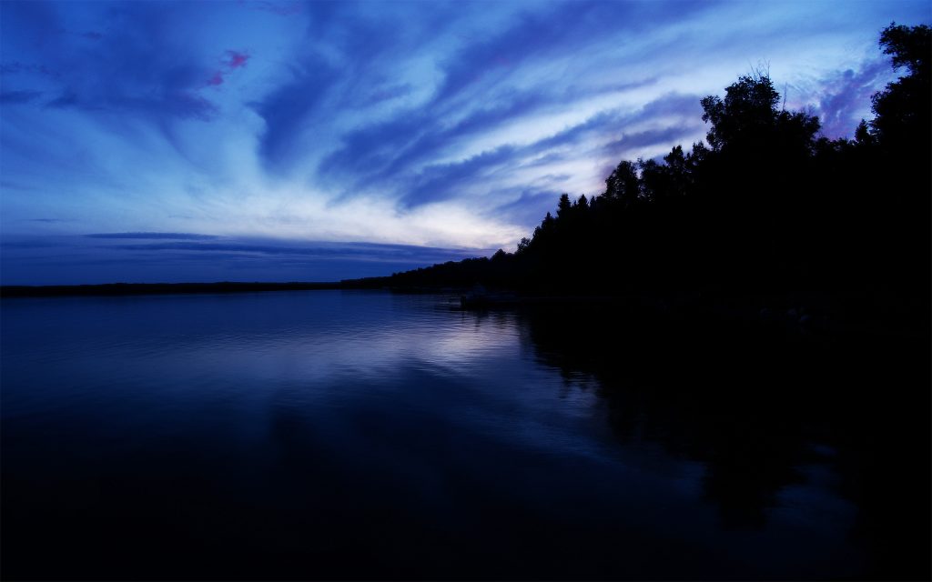 湖畔夜幕降临