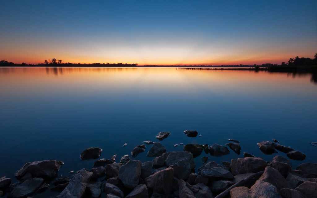 湖畔夕阳静谧