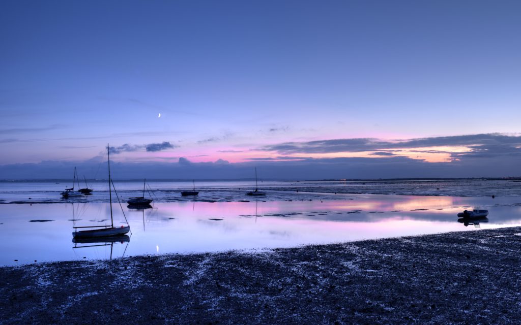 海面静谧夜景