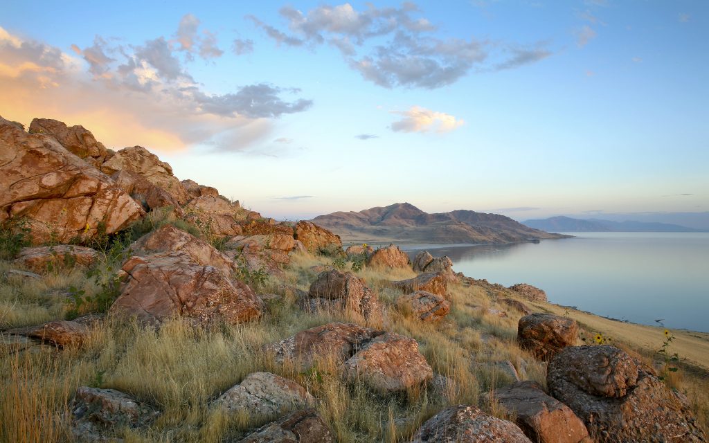 湖畔夕阳美景