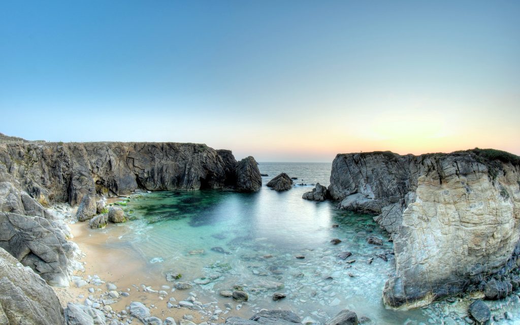 海边岩石海岸线