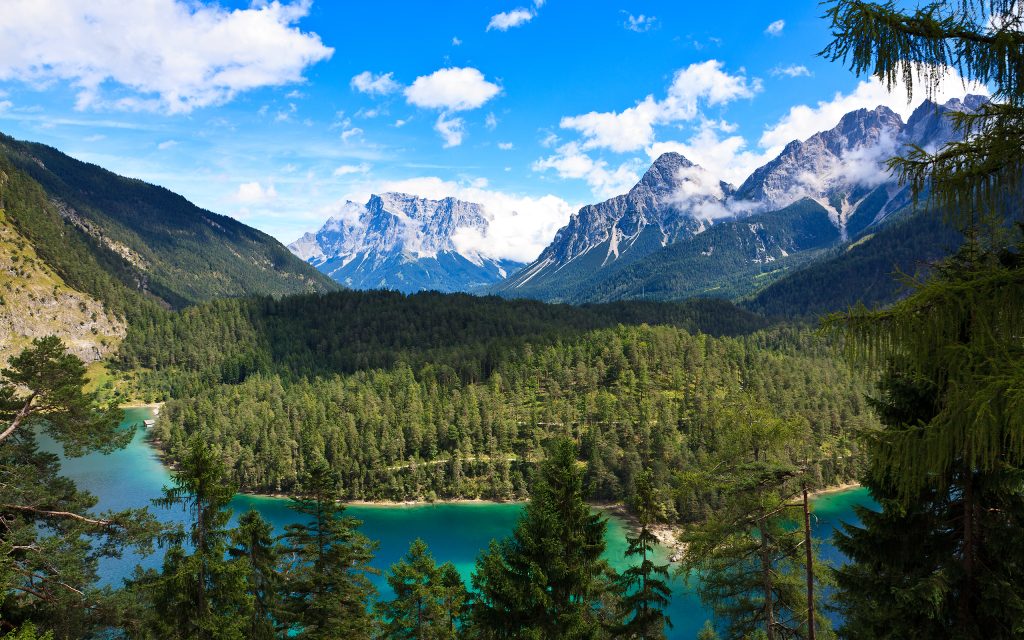 山间湖景