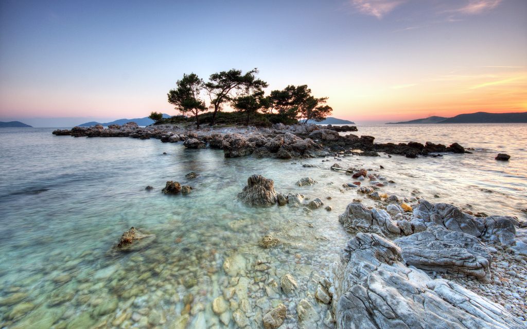 海边岩石岛景