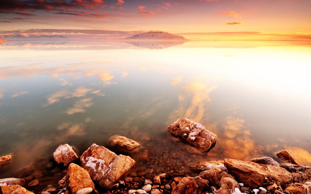 湖畔夕阳美景