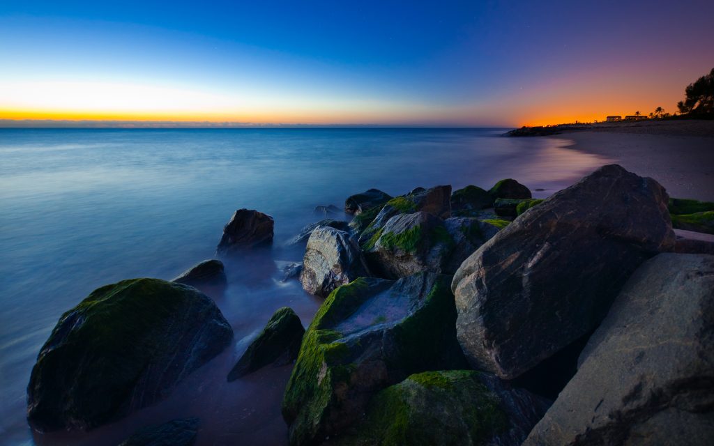 海岩夕阳