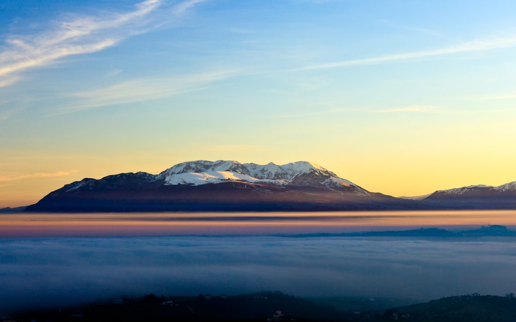 雪山云海晨曦
