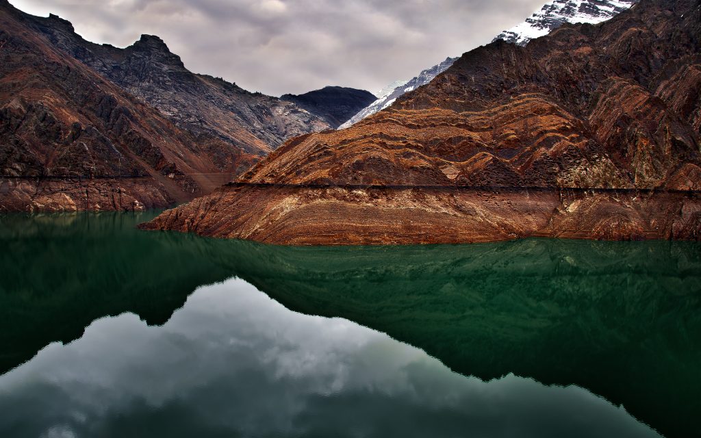 雪山倒影湖景