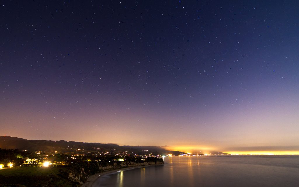 夜空下的海岸线