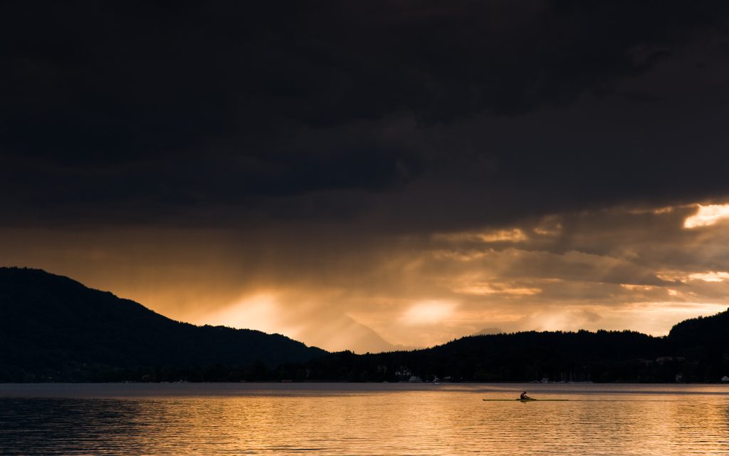 湖畔夕阳独舟