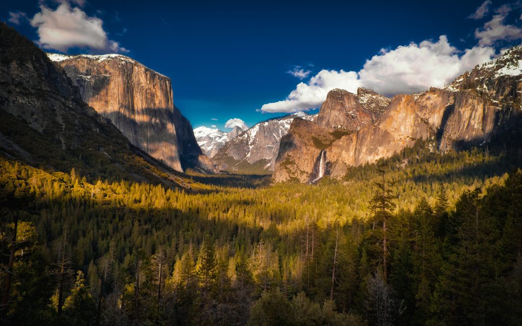 山间瀑布秋景