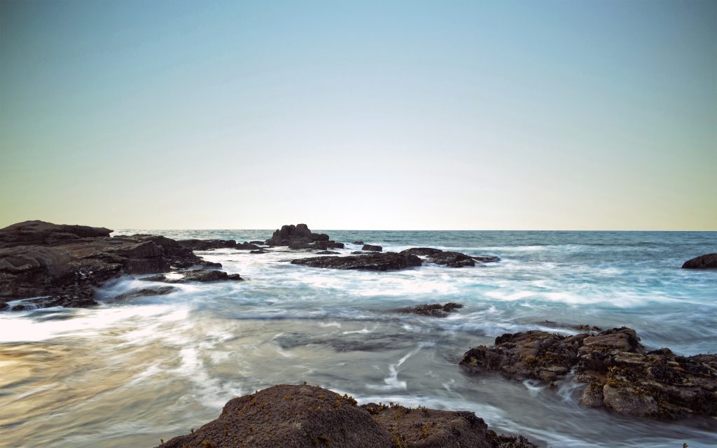 海岸岩石浪花