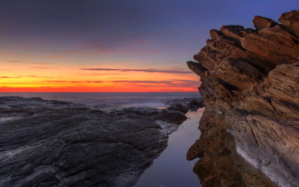 海岩夕阳