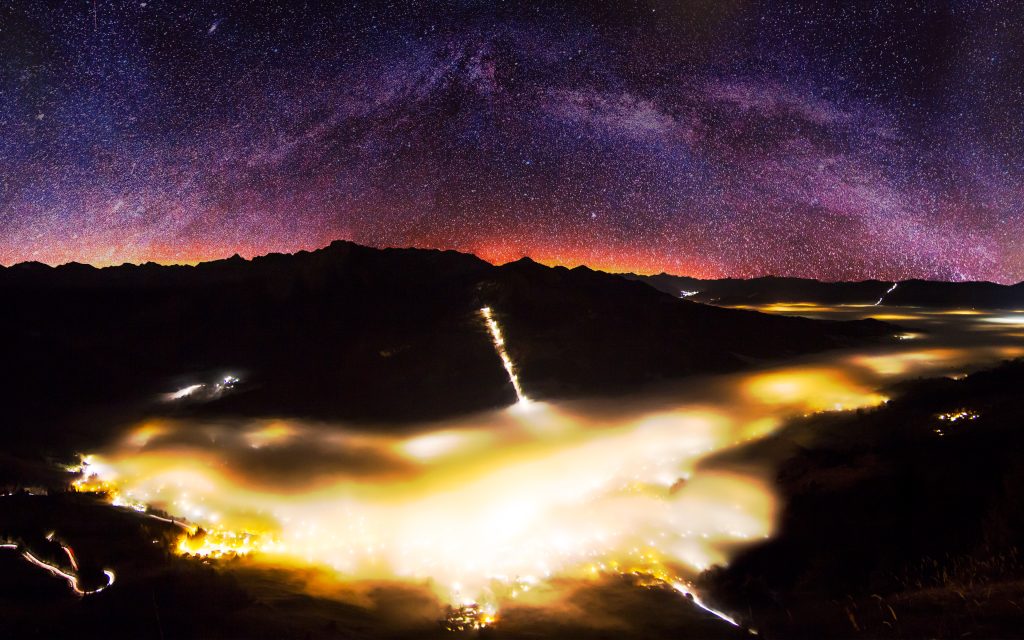 星空下的云海与灯火