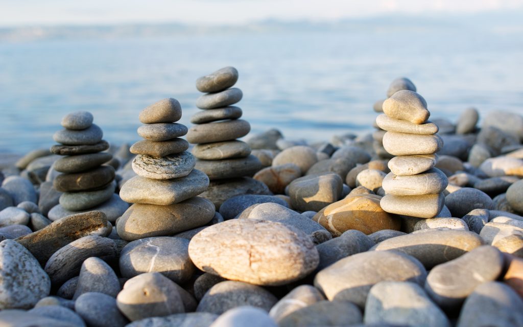 海边石堆平衡艺术