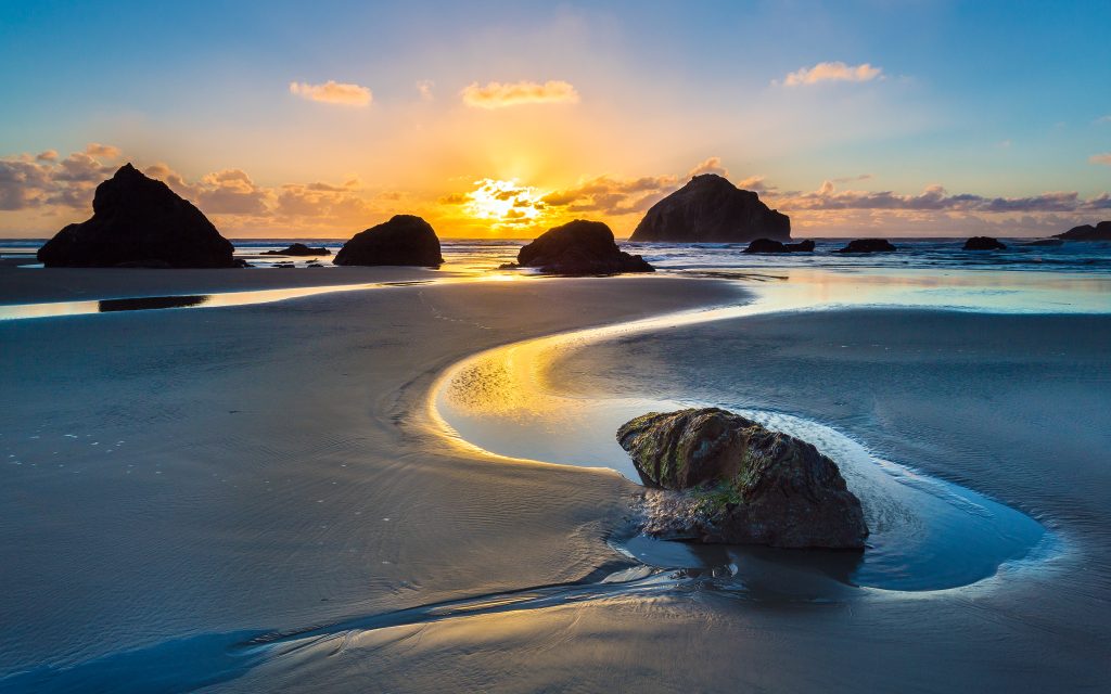夕阳下的海滩岩石